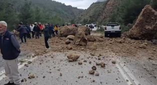 IspartaAntalya kara yolunda heyelan