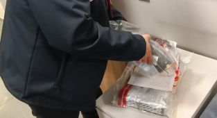 İstanbul Havalimanı'nda kaçak 13 kilogram mersin balığı havyarı ele geçirildi