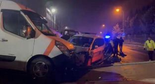 İstanbulda polis aracıyla otomobil çarpıştı: 3 yaralı