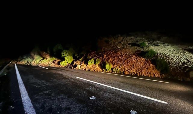 İstanbul/İzmir Otoyolu'nda toprak kayması:/