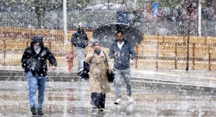 İstanbul'un bazı bölgelerinde aralıklarla kar yağışı etkili oluyor
