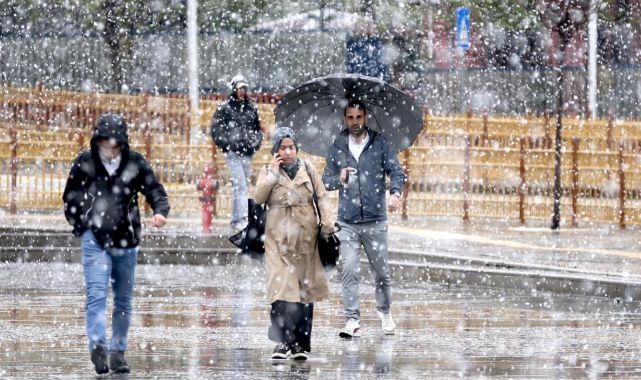 İstanbul'un bazı bölgelerinde aralıklarla kar yağışı etkili oluyor