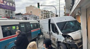 İzmir'de freni patlayan panelvan yayaya çarptı