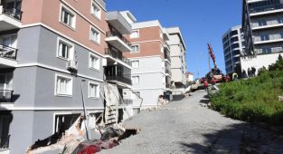 İzmir'de Öenemen’de istinat duvarı çöktü: 2 bina ve 6 araç hasar gördü