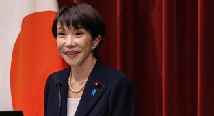 Japonyanın ilk kadın başbakanı ülkedeki en büyük seçim zaferini kazandı