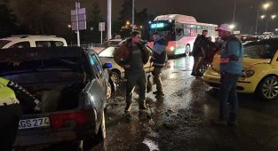 Karşı yola geçen otomobil 5 araca çarptı
