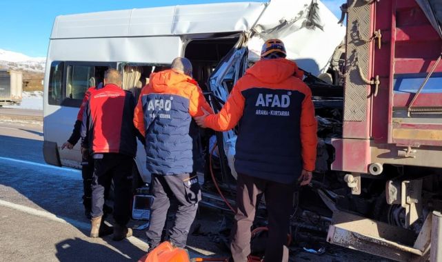 Kayseri'de okul servisinin tırla çarpıştı: 1 ölü, 7 yaralı