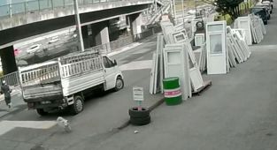 Köpekten kaçarken otobüs çarptı