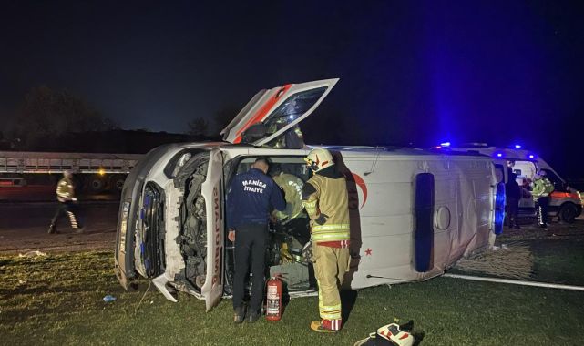 Manisada otomobille ambulans çarpıştı: 5 yaralı