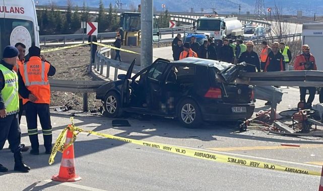 Otomobil bariyerlere saplandı: 2 ölü