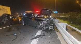 Otoyolda arızalanan otomobile kamyon çarptı: 1 yaralı