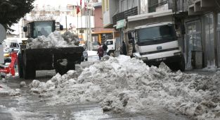 Sarıkamış'ta biriken kar şehir dışına taşınıyor
