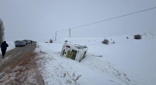 Sivas'ta öğrenci servisi devrildi: 14 yaralı