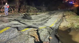 Uşak'ta kuvvetli yağış yolu çökertti