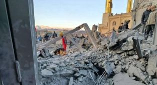 ABD İsrail, İran'da tarihi camiyi hedef aldı: 3 kişi hayatını kaybetti