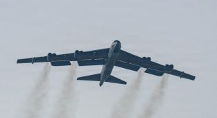 ABD'ye ait B52 bombardıman uçakları İngiltere'deki RAF Fairford Üssü'ne ulaştı