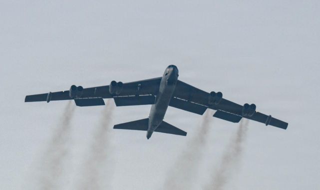 ABD'ye ait B52 bombardıman uçakları İngiltere'deki RAF Fairford Üssü'ne ulaştı