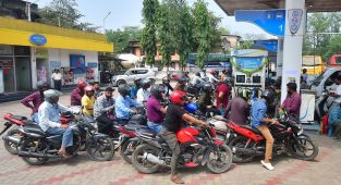 Asya'da günlük yaşamı durma noktasında: Karneyle yakıt dönemi