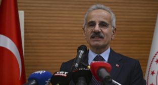 Bakan Uraloğlu: Hürmüz'deki 15 Türk sahipli geminin personeliyle irtibat sürüyor