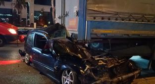 Bursa'da tırın altına giren araç hurdaya döndü