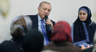 Cumhurbaşkanı Erdoğan kız öğrenci yurdunu ziyaret etti