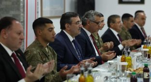 Cumhurbaşkanı Yardımcısı Yılmaz, KKTC'de Mehmetçikle iftar yaptı