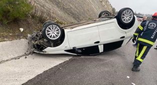 Denizli'de takla atan araçtan yara almadan kurtuldu