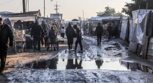 Gazze'de işgalci İsrail saldırıları nedeniyle yerinden edilenlerin çadırlarını su bastı