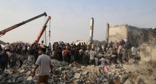 İran Kızılayına göre, saldırılarda hedef alınan ilkokul 40 dakika arayla iki kez bombalandı