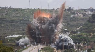 İşgalci İsrail, Lübnan'ın güneyindeki Kasımiye Köprüsü'nü bombaladı