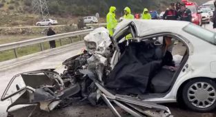 Isparta'da iki otomobil çarpıştı: 2 ölü, 4 yaralı