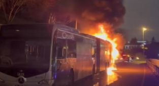 İstanbul'da seyir halindeki metrobüste çıkan yangın söndürüldü