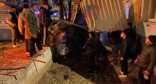 Kontrolden çıkan otomobil evin bahçesine girerek durabildi