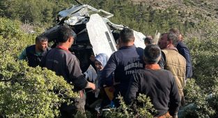 Mersin'de minibüs şarampole yuvarlandı: 3 ölü, 11 yaralı