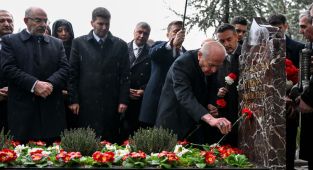 MHP Genel Başkanı Bahçeli, Alparslan Türkeş'in kabrini ziyaret etti