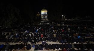 Soykırımcı İsrail, Kudüs'te teravih namazı kılan Filistinlilere saldırdı