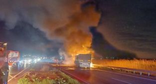 Alevler tırı sardı, Karacabey Bursa karayolunda ulaşım durdu