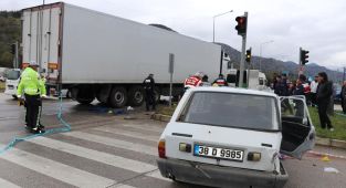 Amasya'da tırla otomobil çarpıştı: 10 aylık bebek öldü, 4 kişi yaralandı