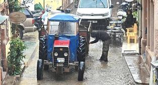 Balıkesir'de sağanak nedeniyle cadde ve sokaklar göle döndü