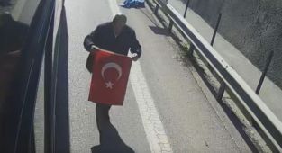 “Bayrak ayak altında olmaz” diyerek otobüsü durdur