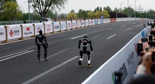Çin'de insansı robotlar yarı maraton dünya rekorunu kırdı
