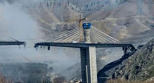 İran'daki B1 Köprüsü'ne ikinci saldırısı sonrası bölgede elektrik kesintisi yaşandı