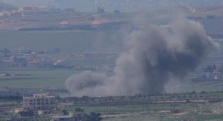 İşgalci İsrail, ateşkese rağmen Lübnan'ın güneyindeki iki beldeyi bombaladı