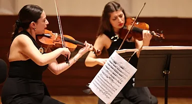 İzmir Oda Orkestrası yine ayakta alkışlandı