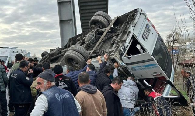 Kahramankazan'da minibüs üst geçidin ayağına çarptı: 5 ölü, 14 yaralı