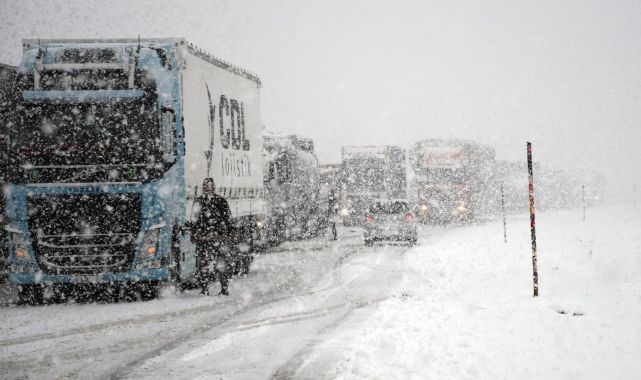 Kars Erzurum kara yolunda ulaşım kontrollü sağlanıyor