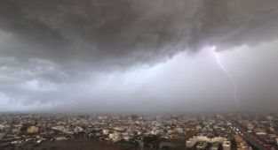 Suudi Arabistanda şiddetli yağış nedeniyle bazı bölgelerde eğitime ara