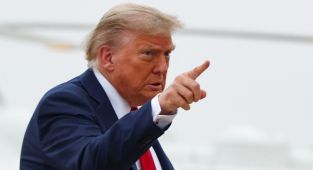 Trump: İranlıların boğazlara döşediği mayınları imha etmeye başlayacağız