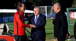 Bakan Bak'tan A Milli Futbol Takımı'na ziyaret