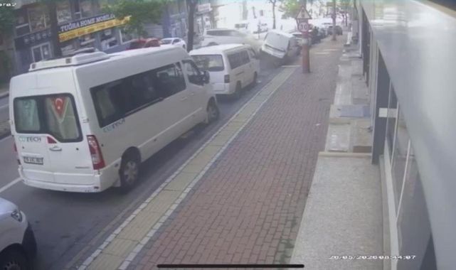 Bursa'da hafif ticari araç, 6 araca çarpıp takla attı
